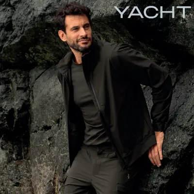 Uomo che indossa vestiario dal nuovo catalogo James Ross Yacht